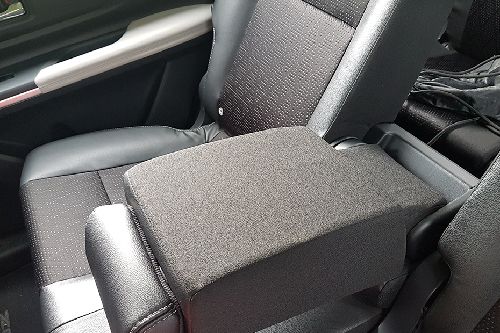 Toyota Veloz armrest rear