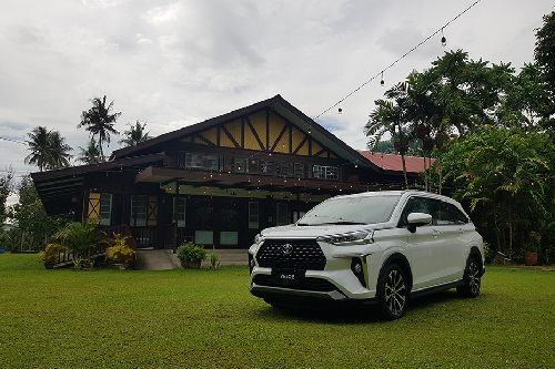 Front Medium View Toyota Veloz front medium view