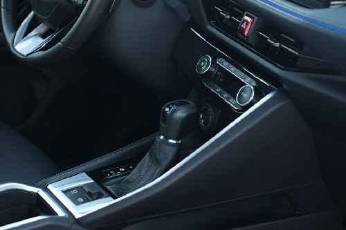 Toyota Yaris Cross gear shifter