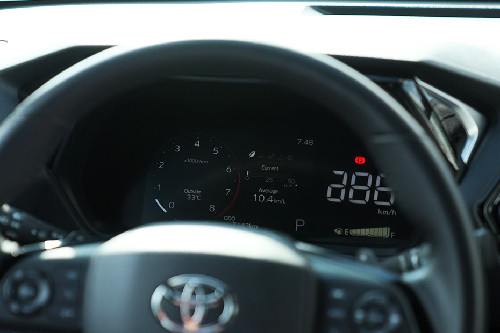 Toyota Yaris Cross tachometer