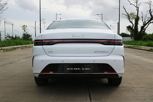BYD Seal 5 DM-i full rear view