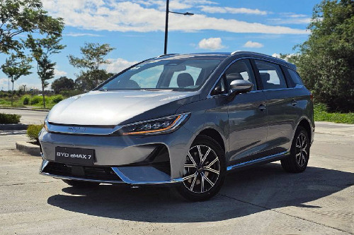 BYD eMAX 7 front angle high view