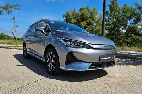 BYD eMAX 7 front deep low angle view