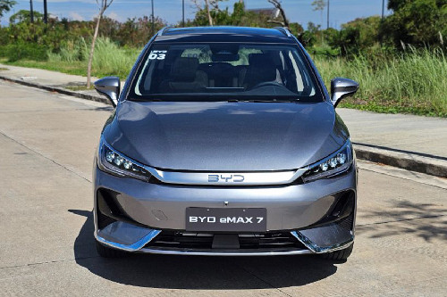 BYD eMAX 7 full front view