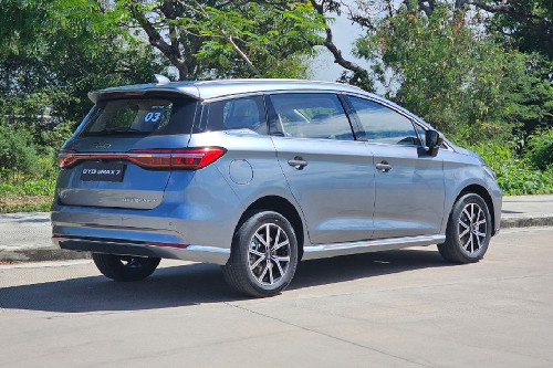 BYD eMAX 7 rear cross view