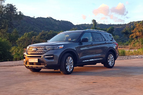 Ford Explorer front side view