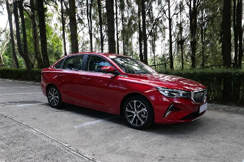 Front Angle Low View Geely Emgrand front angle low view